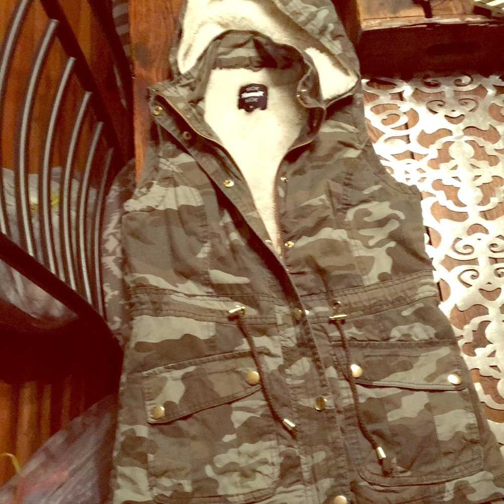 New without tags camo lined vest